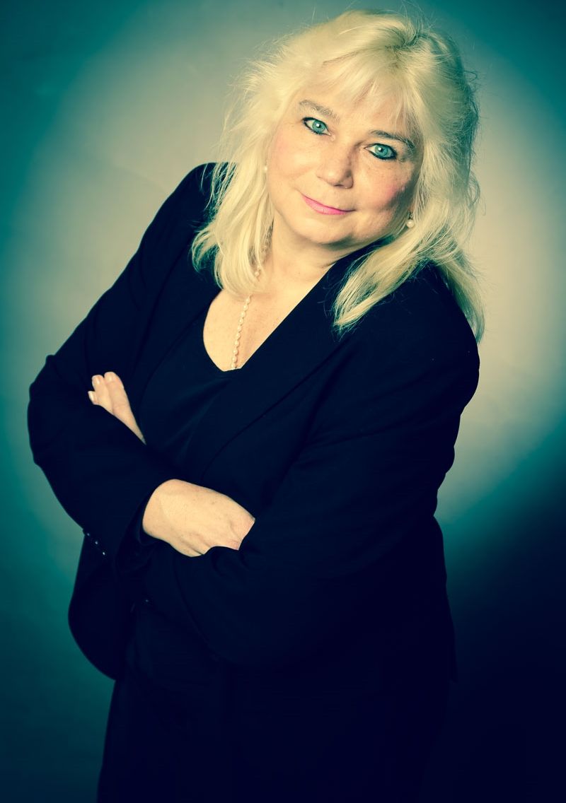 Mitarbeiterin von der Anwaltskanzlei Petra Schneider mit Justitia Statue