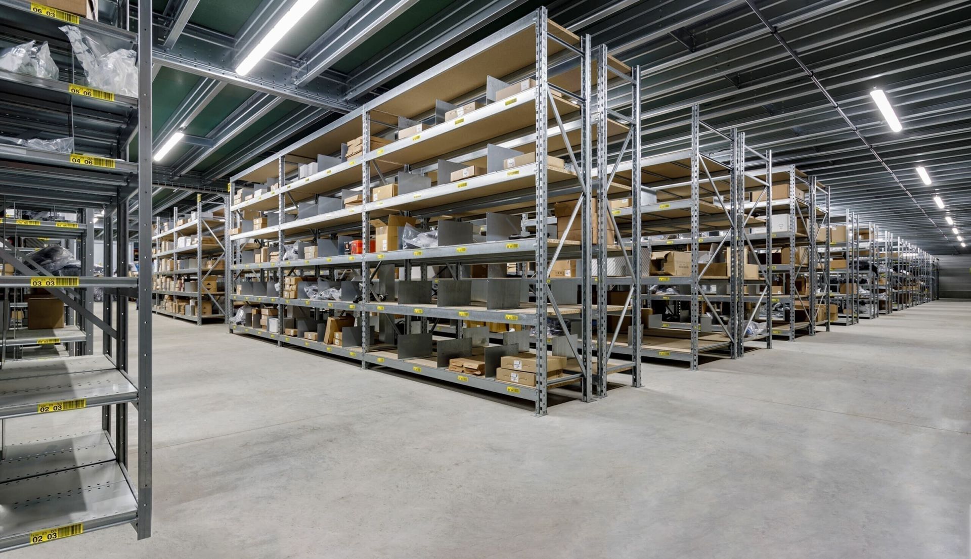 Rayonnage cantilever stockant des planches de bois