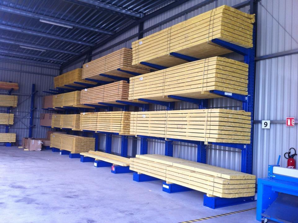 Rayonnage cantilever stockant des planches de bois
