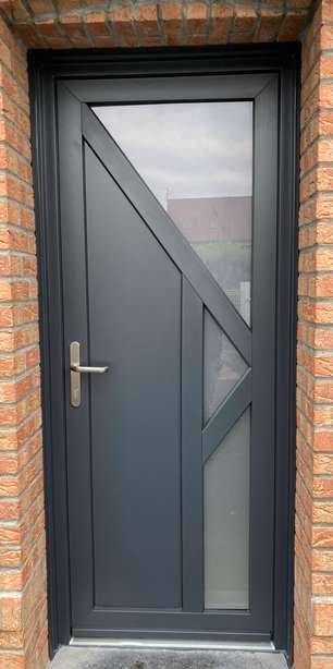 Une porte vitrée asymétrique modèle 3