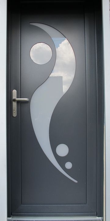 Porte d'entrée avec un motif vitré