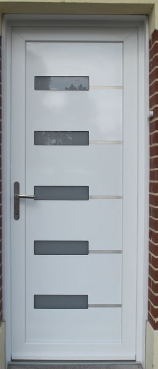 Porte d'entrée semi-vitrée blanche