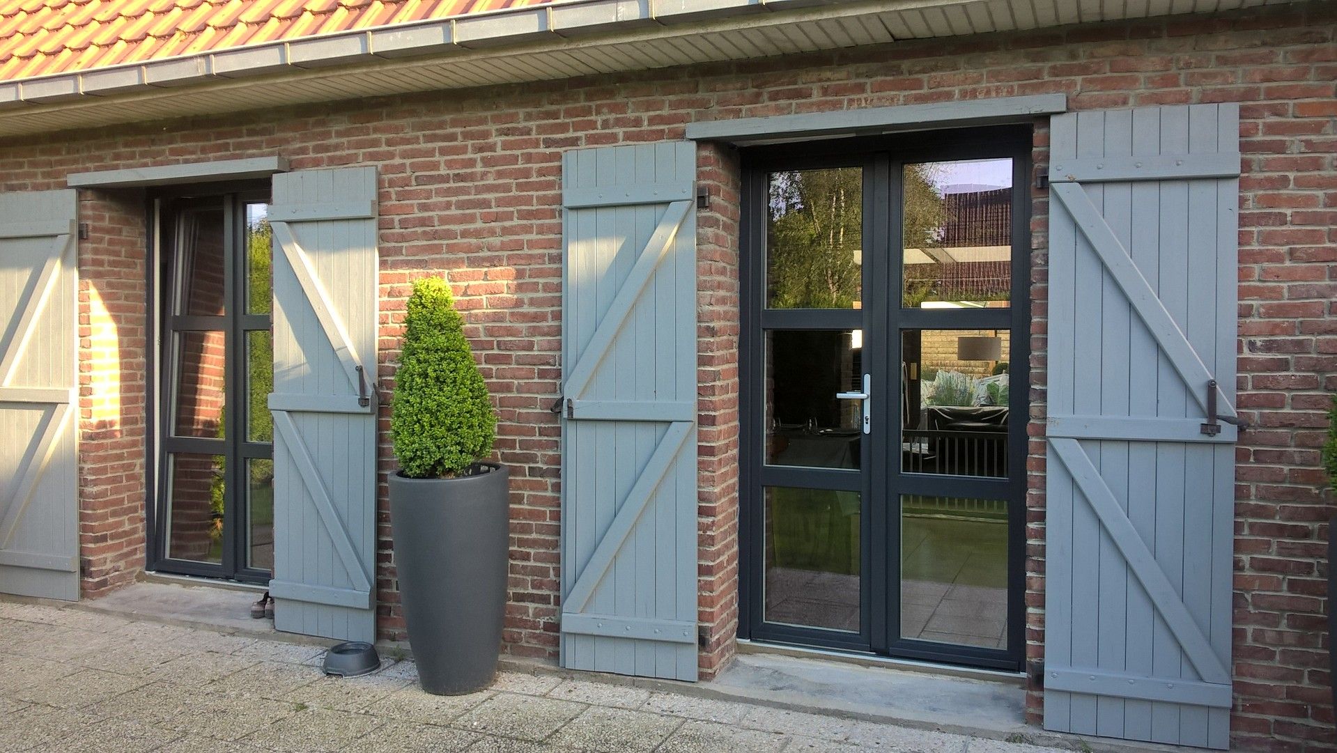 Portes-fenêtres d'une façade en briques en aluminium