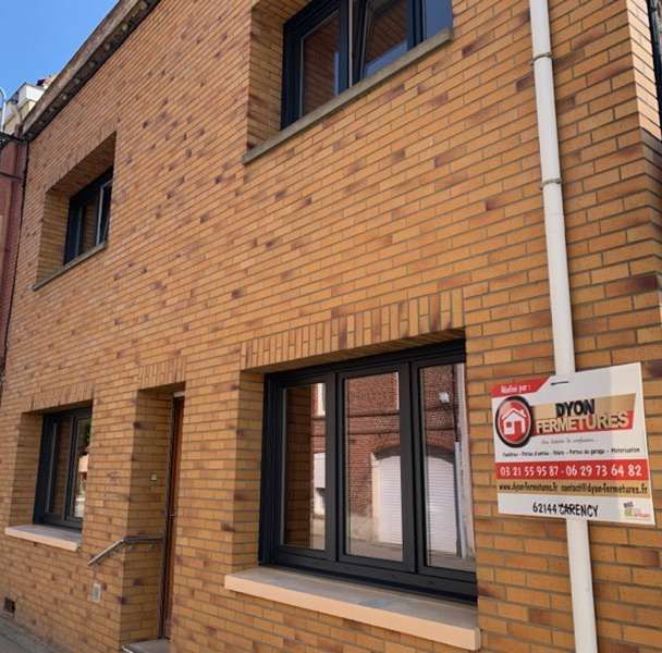 Une façade en briques avec des menuiseries aluminium