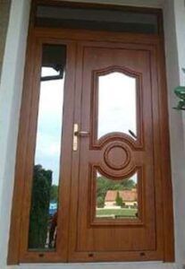 Porte en bois brun avec panneaux de verre