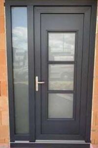 Porte d'entrée gris foncé avec vitre latérale et trois panneaux de verre dépoli