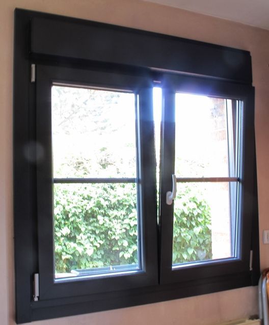 Vue intérieure d'une fenêtre oscillo-battante à deux ouvrants