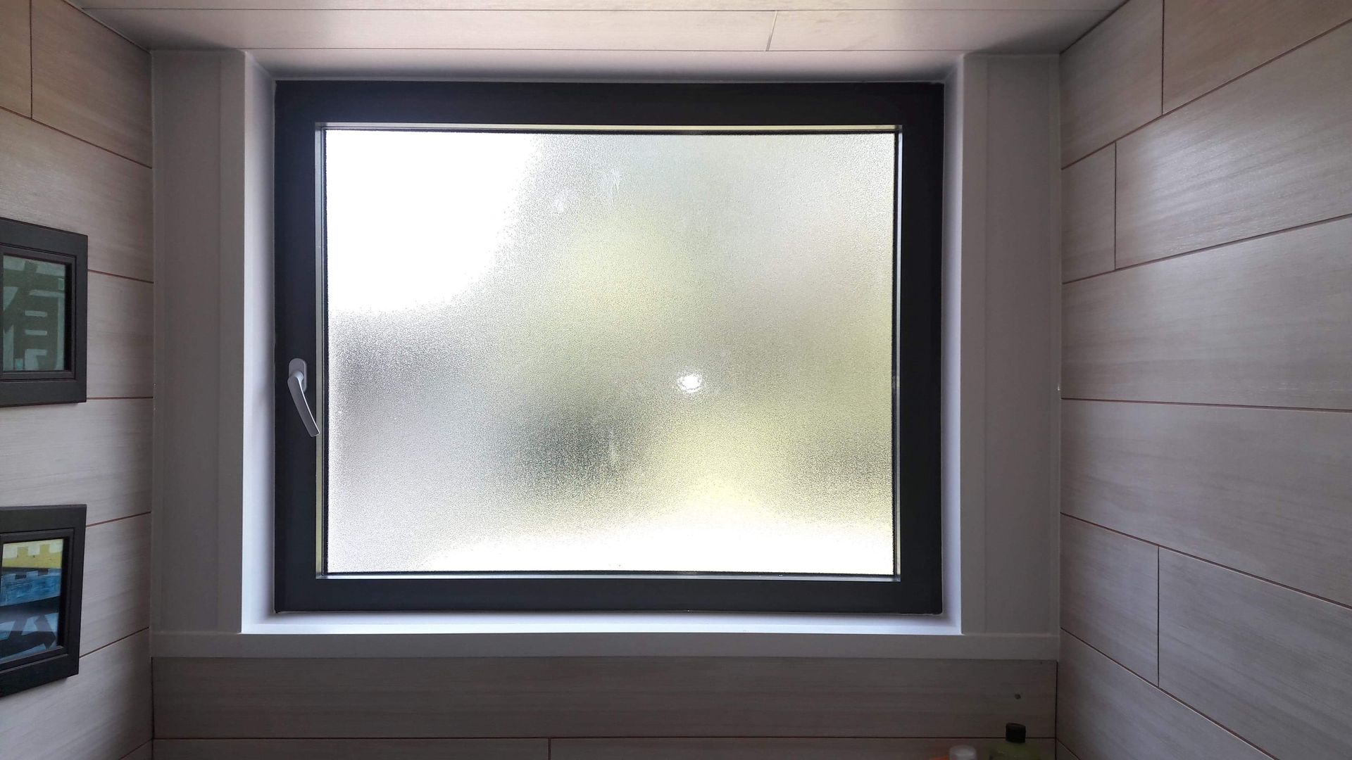 Finitions intérieures d'une fenêtre avec vitrage flouté