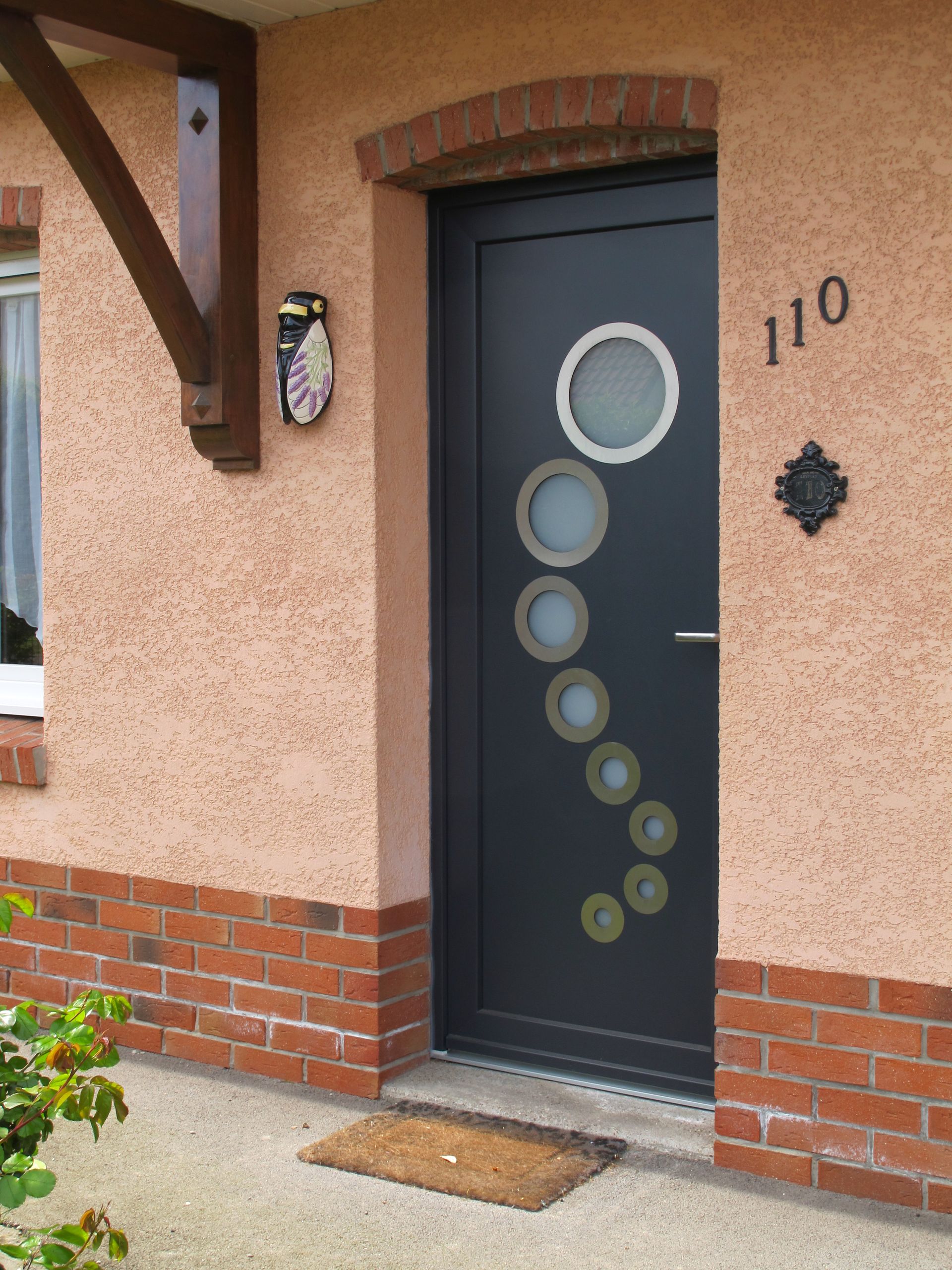Porte sombre à fenêtres rondes