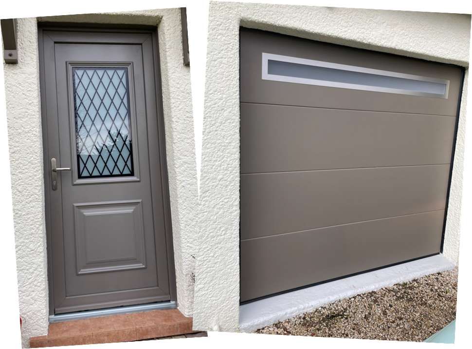 Porte d'entrée marron avec fenêtre à petits carreaux et porte de garage horizontale marron