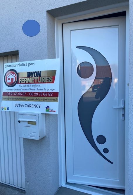 Une pancarte de DYON FERMETURES sur une boîte aux lettres