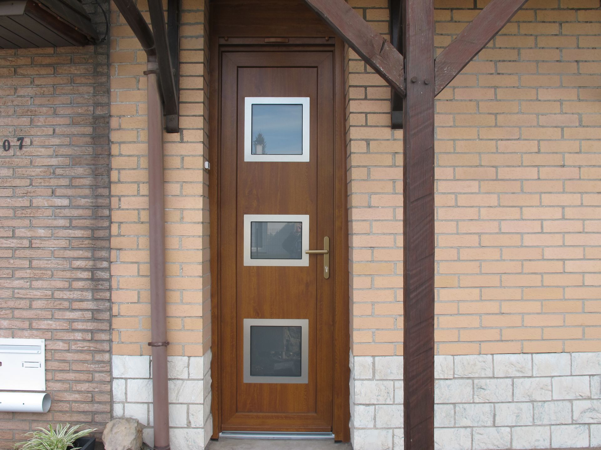 Porte d'entrée étroite en bois