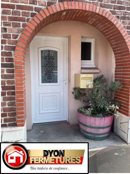 Une porte d'entrée vitrée en PVC blanc