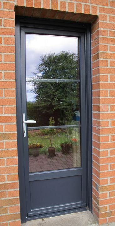 Porte de service simple en aluminium