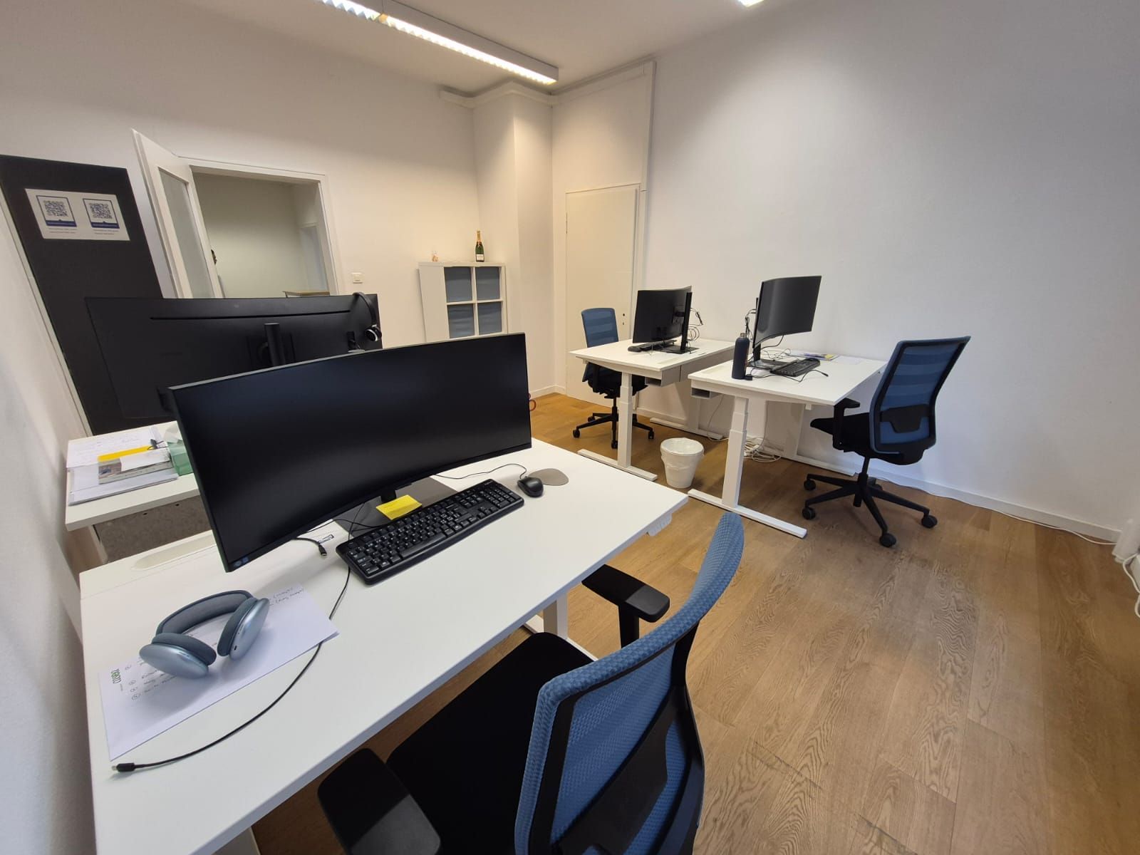 Grüner Metalltisch und Stühle unter einem Blätterdach, Essbereich im Freien auf Kiesfläche.