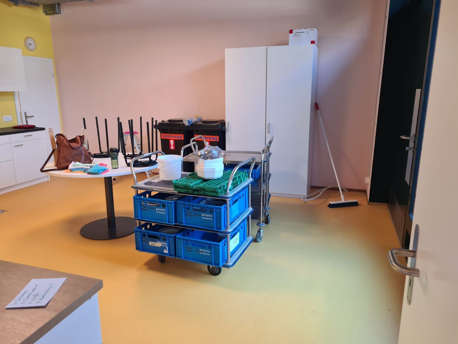 Vergleich eines schmutzigen Wasserhahns (vorher) und eines sauberen Wasserhahns (nachher) in einem weissen Waschbecken vor blauem Fliesenhintergrund.