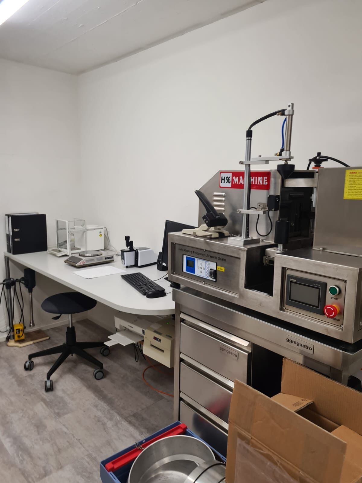 Modernes Wohnzimmer mit dunklem Fliesenboden, grossen Fenstern und zeitgenössischen Möbeln.