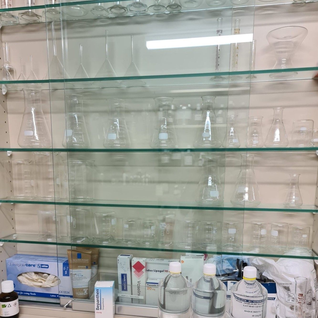 Innenansicht eines Restaurants mit holzgetäfelten Wänden, Tischen mit weissen Tischdecken und Holzböden.