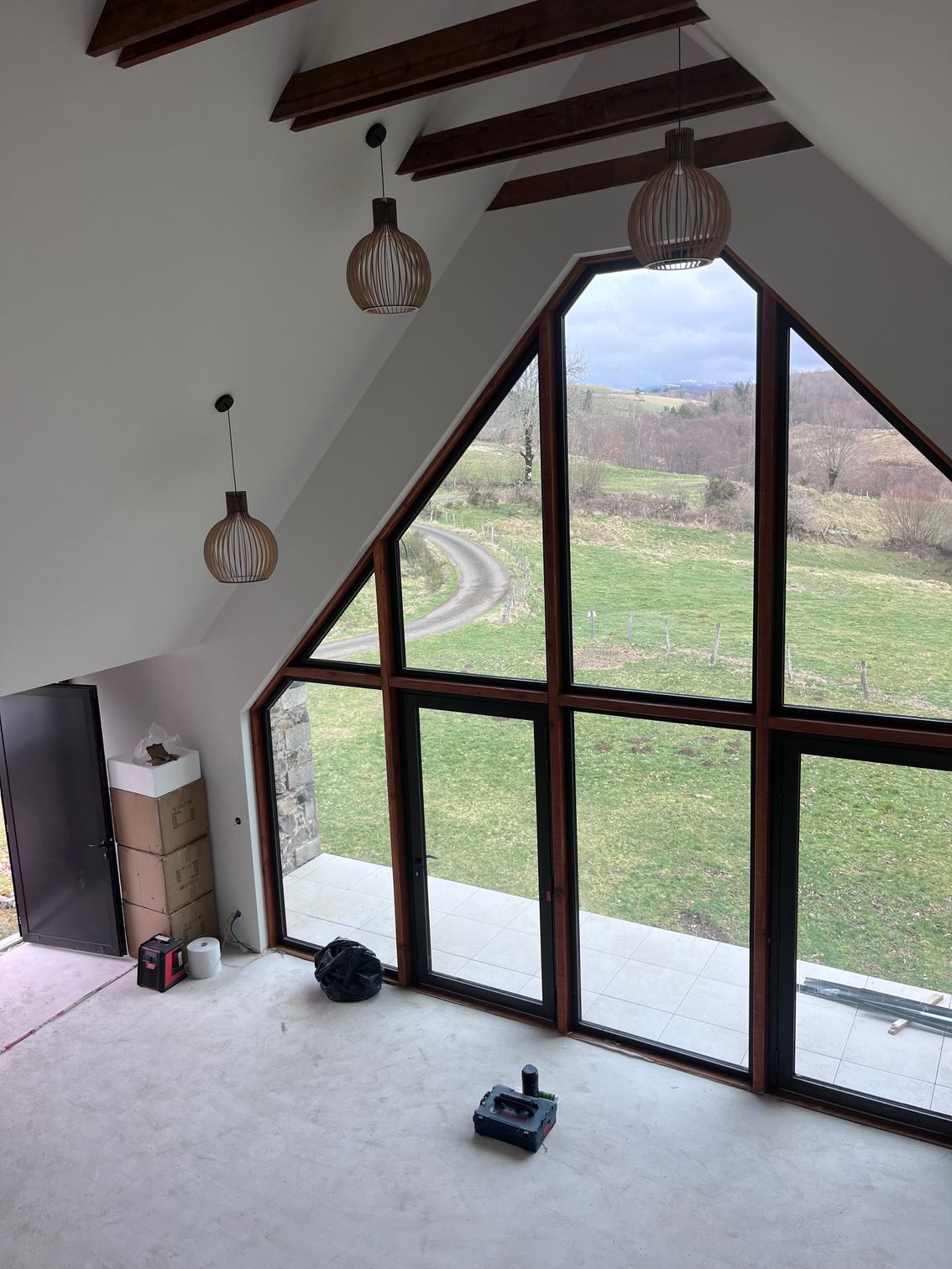 Intérieur avec murs vert, sauge, parquet clair et placards de cuisine blancs.