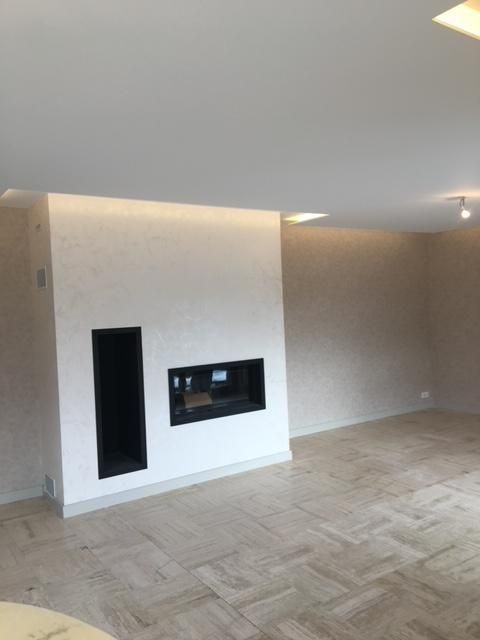 Une pièce en chantier avec un mur orange et un mur blanc