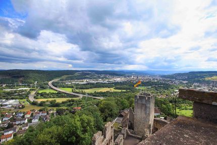 Ein Blick auf eine Stadt von der Spitze einer Burg.