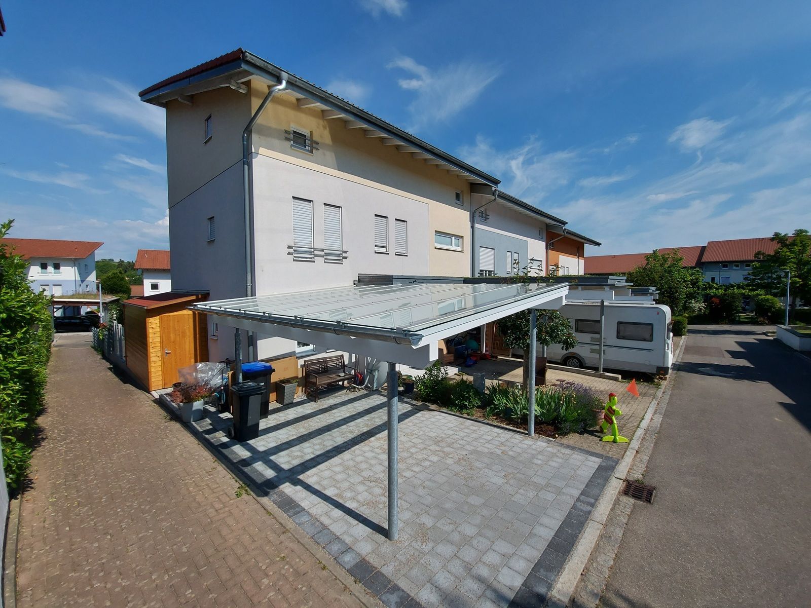 Ein Haus mit einem Carport davor