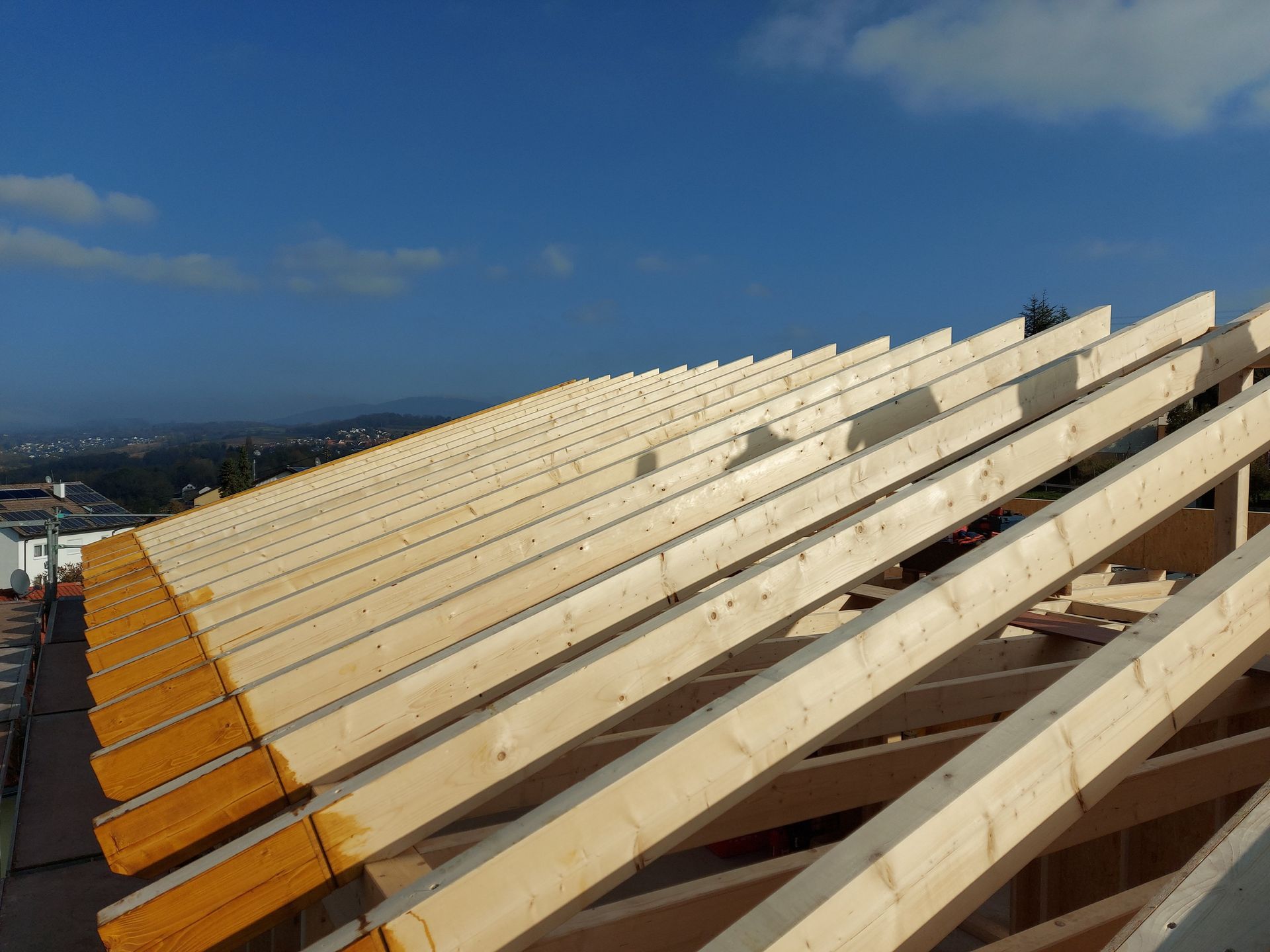 Das Dach eines Gebäudes wird mit Holzbalken gebaut.
