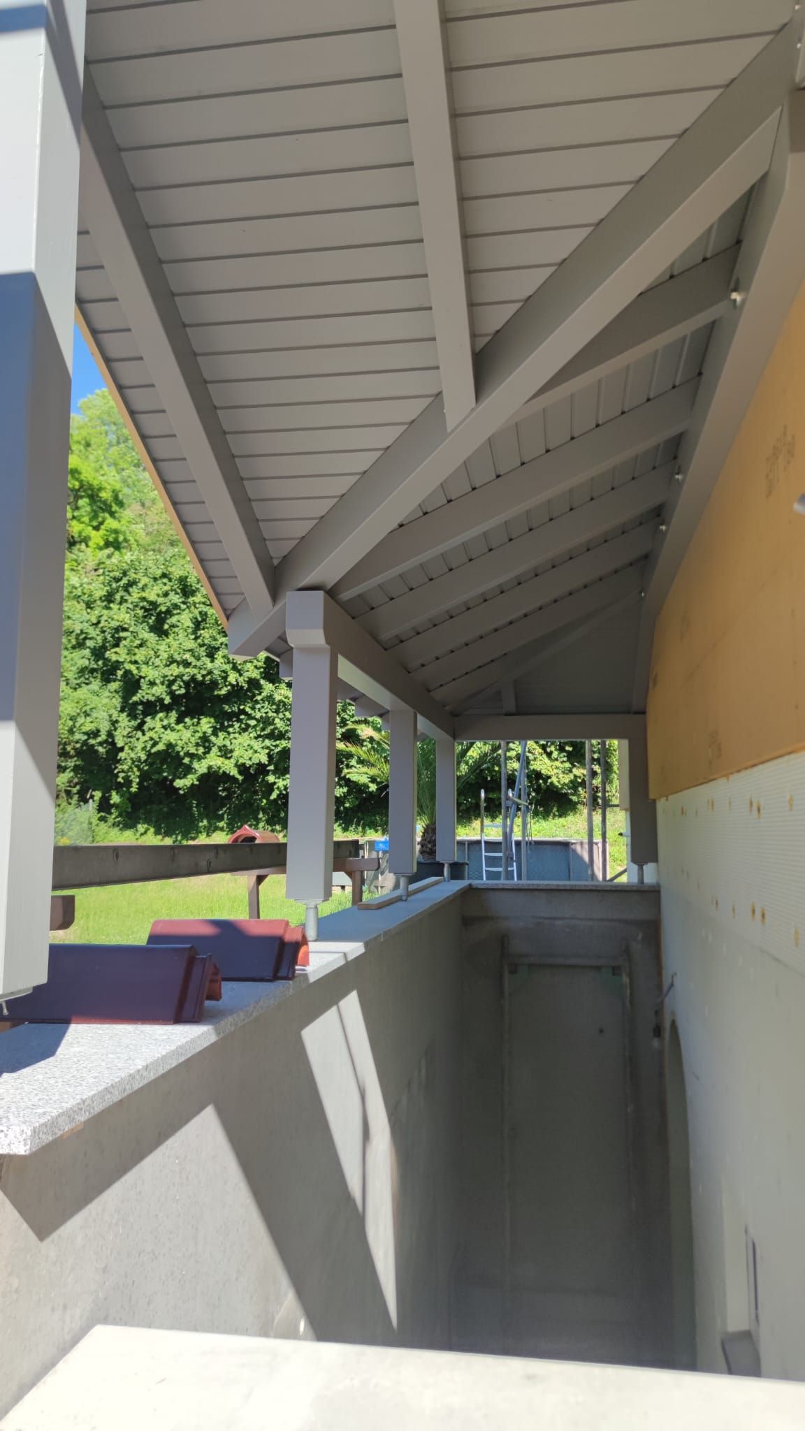 Ein Gebäude mit einem überdachten Gang, der zu einem Keller führt