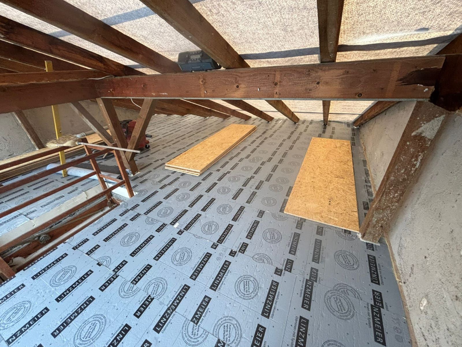 Ein Raum mit Holzdecke und Holzboden.