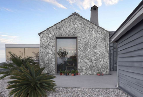 Maison avec pierre de parement gris