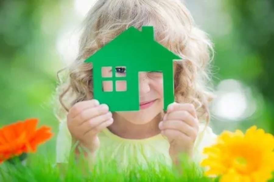 Kind mit Haus