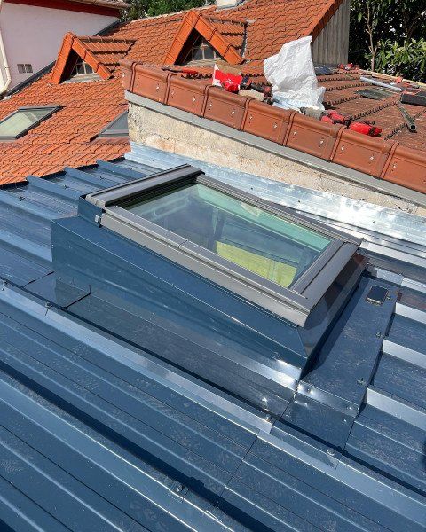 Une fenêtre de toit grise