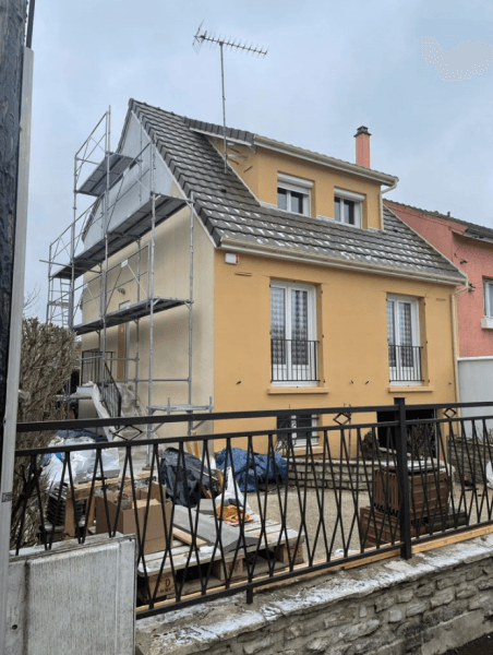 Échafaudage sur le côté d'une maison