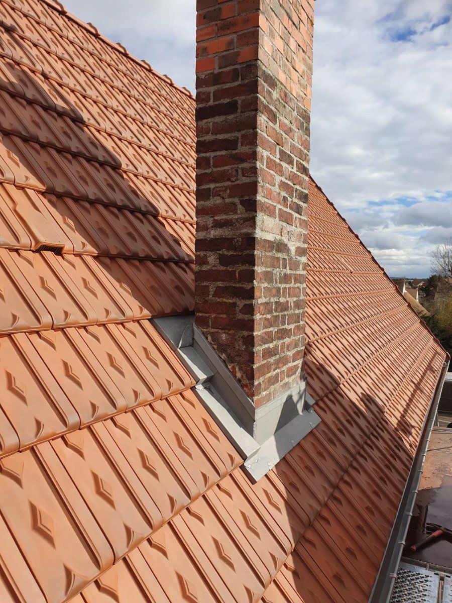 Un toit pentu et une cheminée en brique