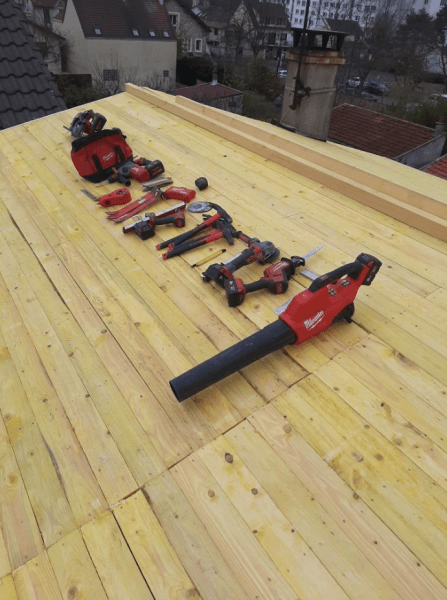 Des outils posés sur un toit en construction