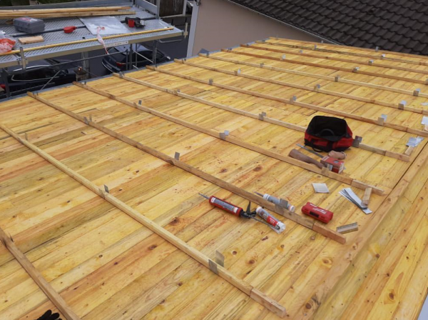 Charpente en construction et outils de fixation