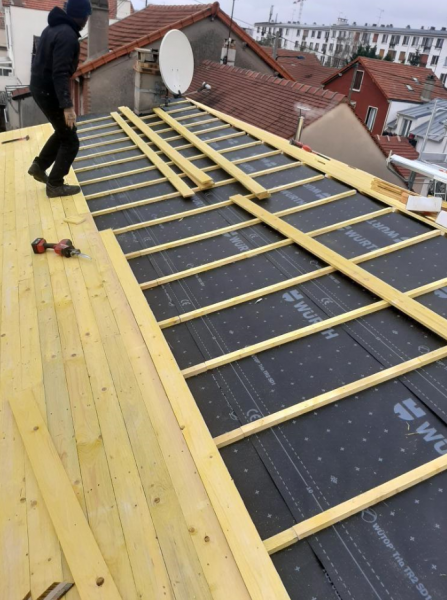 Un homme marche sur un toit en construction