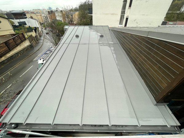 Un toit gris mouillé