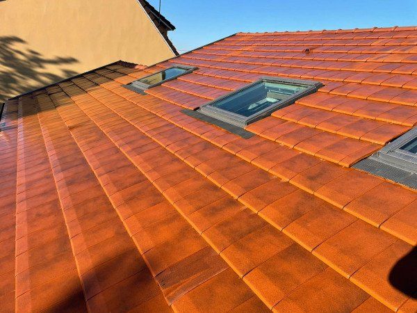 Des tuiles orangées avec un traitement hydrofuge