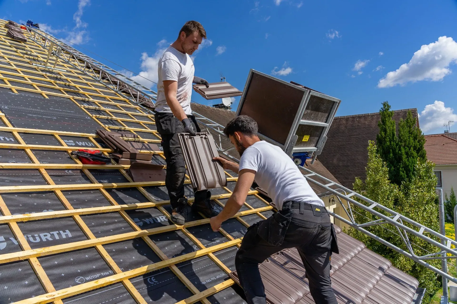 Deux hommes sur un toit en travaux