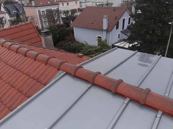 Support métallique sur un toit en tuile
