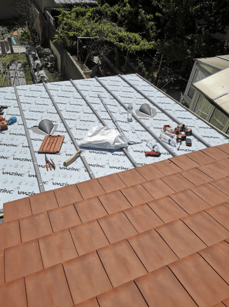 Des outils posés sur un toit en réparation