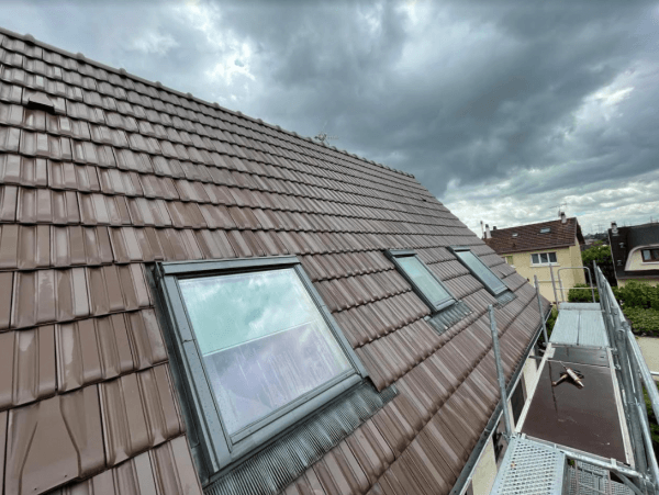 Toit sous un ciel assombri