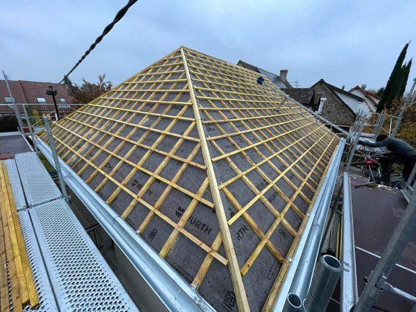 Charpente posée sur un toit en pente