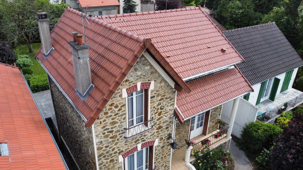 Une maison en pierre avec un toit en tuile vu du dessus