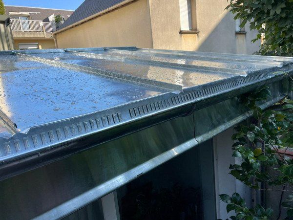 Toit métallique mouillé vu de près
