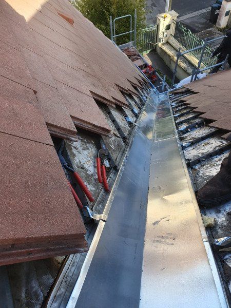 Gouttière descendant le long d'un toit