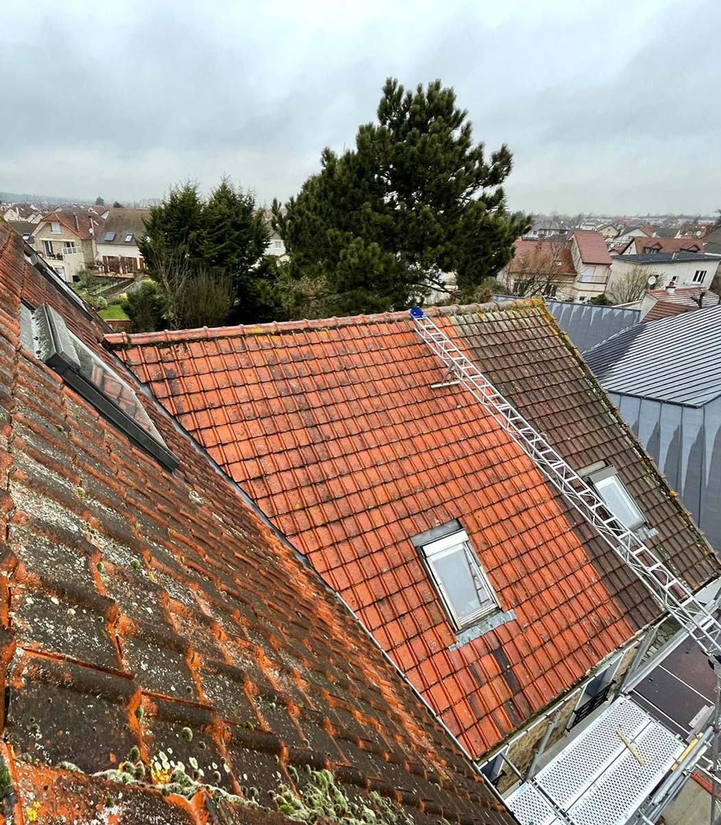 Toiture en train d'être nettoyée