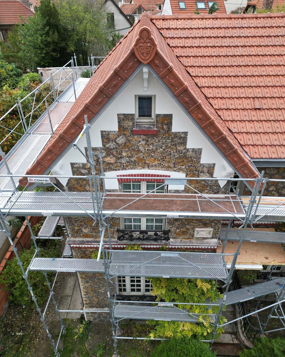 Échafaudage contre la façade d'une maison sur plusieurs niveaux
