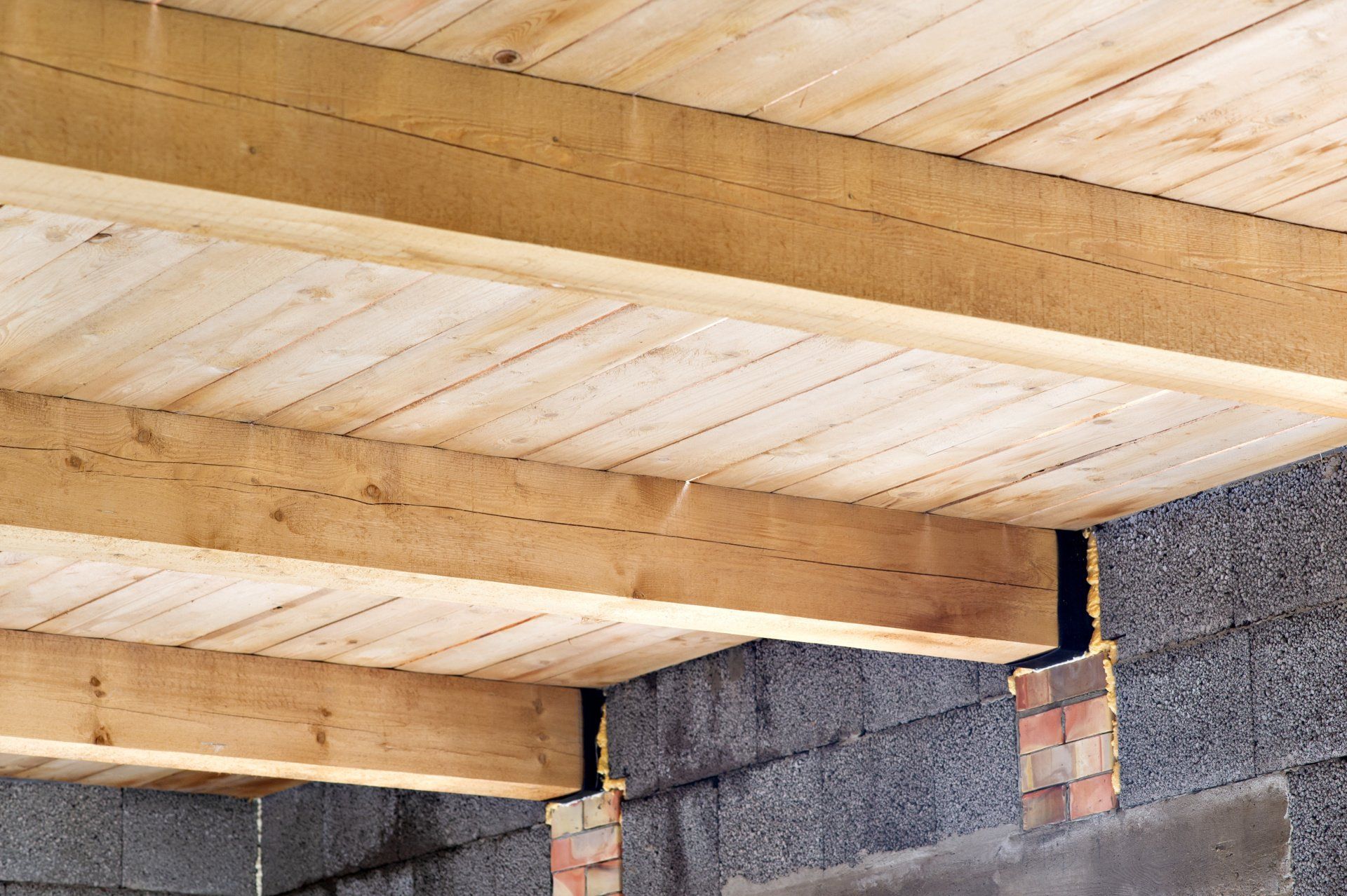 Charpente avec zoom sur poutres en bois